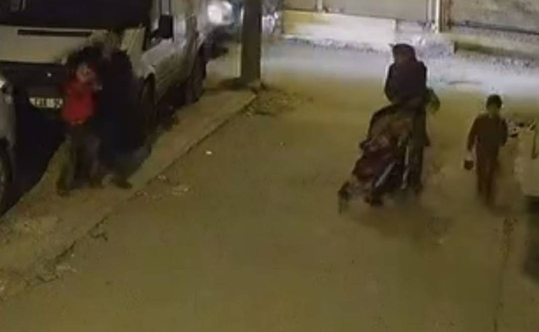 Vicdansız adam! Çocuğun kafasını önce arabaya vurdu sonra çocuğu yere fırlattı 5